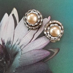 Vintage • '60s faux pearl clip-on earrings